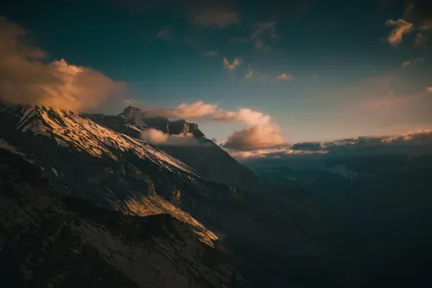 Golden Peak 4K Wallpaper · mountains · 3840×2563