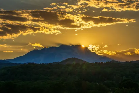 Golden Peak 4K Wallpaper · mountains · 3840×2560