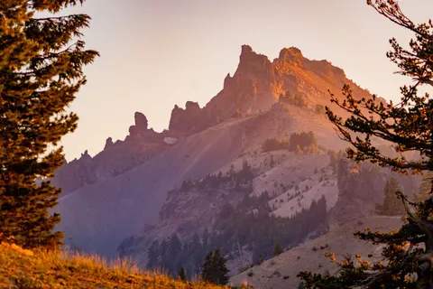 सुनहरी चोटी 4K वॉलपेपर · mountains · 3840×2560