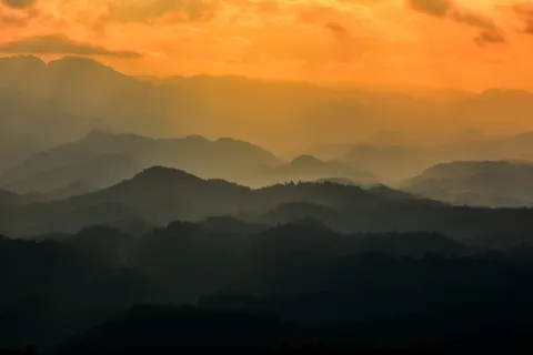 Gouden bergtop 4K-achtergrond · mountains · 3840×2563