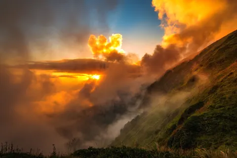 Wallpaper Puncak Keemasan 4K · mountains · 3840×2563