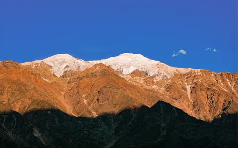 Golden Peak 4K Wallpaper · mountains · 3840×2400