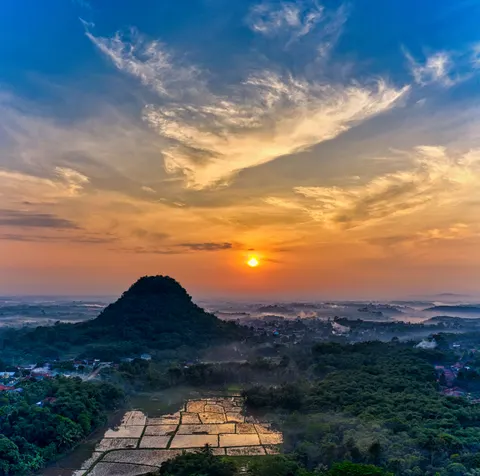 Golden Peak 4K Wallpaper · mountains · 3840×3803