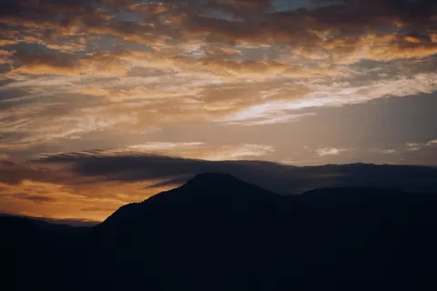 金色山峰 4K壁纸 · mountains · 3840×2560