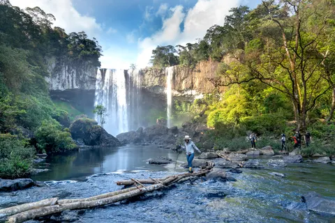 Jungle Waterfall 4K Wallpaper · waterfall · 3840×2561