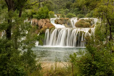 Silky Waterfall 4K Wallpaper · waterfall · 3840×2562