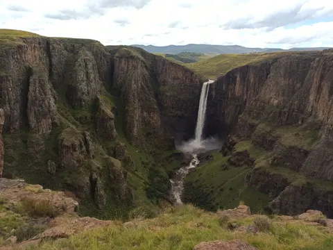 Cliff Waterfall 4K Wallpaper · waterfall · 3840×2880