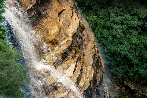 Cliff Waterfall 4K Wallpaper · waterfall · 3840×2560