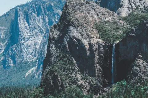 Cliff Waterfall 4K Wallpaper · waterfall · 3840×2560