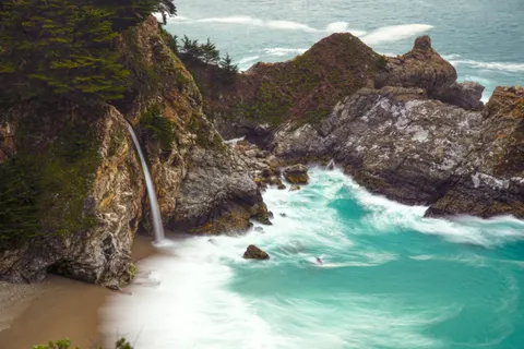 Cliff Waterfall 4K Wallpaper · waterfall · 3840×2560