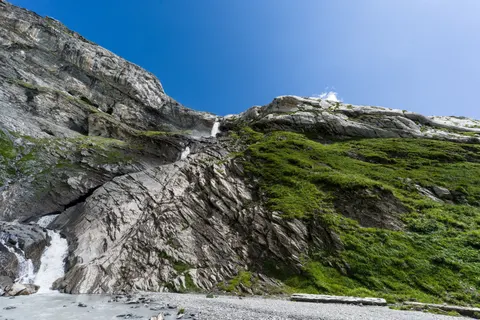 Cliff Waterfall 4K Wallpaper · waterfall · 3840×2558
