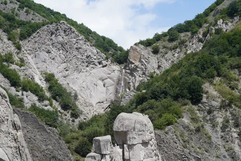 Cliff Waterfall 4K Wallpaper · waterfall · 3840×2560