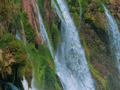 Cliff Waterfall 4K Wallpaper · waterfall · 3840×2880