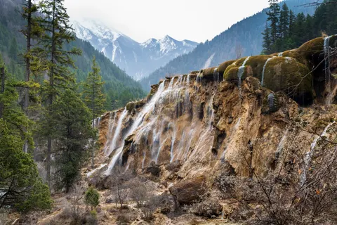 Cliff Waterfall 4K Wallpaper · waterfall · 3840×2562
