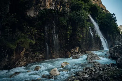 Cliff Waterfall 4K Wallpaper · waterfall · 3840×2560