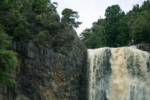 Cliff Waterfall 4K Wallpaper · waterfall · 3840×2560