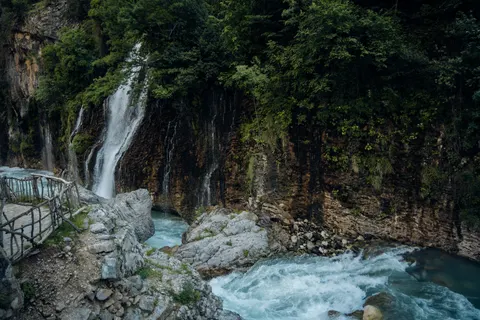 Cliff Waterfall 4K Wallpaper · waterfall · 3840×2560