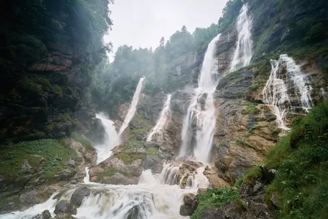 Cliff Waterfall 4K Wallpaper · waterfall · 3840×2560