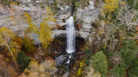 Tapeta Wodospad ze skały 4K · waterfall · 3840×2160