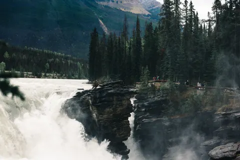 Cliff Waterfall 4K Wallpaper · waterfall · 3840×2561
