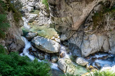 Cliff Waterfall 4K Wallpaper · waterfall · 3840×2561