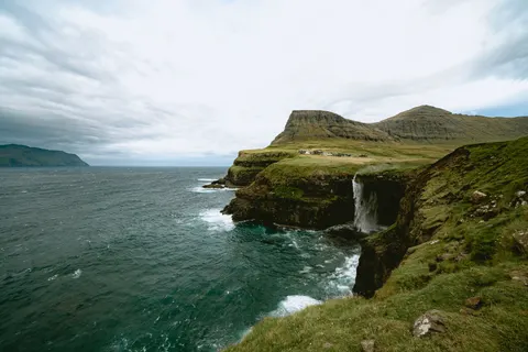 Iceland Falls 4K Wallpaper · waterfall · 3840×2561