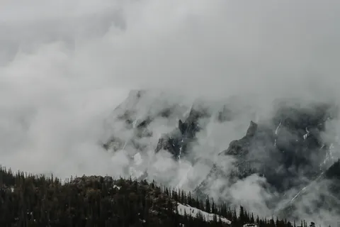 Sfondo Montagne oscure 4K · dark · 3840×2560