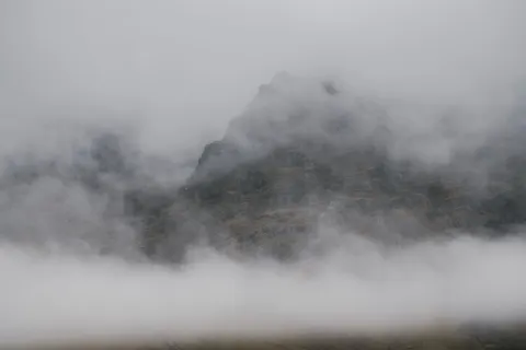 डार्क पर्वत 4K वॉलपेपर · dark · 3840×2561