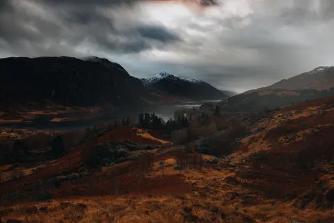 Donkere bergen 4K-achtergrond · dark · 3840×2560