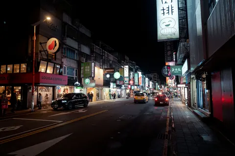 네온 도시 4K 배경화면 · neon · 3840×2561