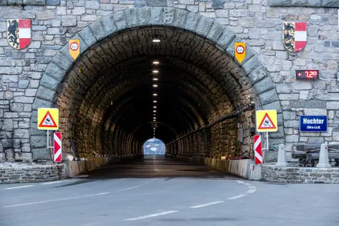 Neon Tunnel 4K Wallpaper · neon · 3840×2560