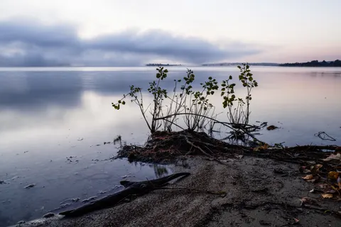 والپیپر دریاچه کوهستانی مه‌آلود با کیفیت 4K · nature · 3840×2560