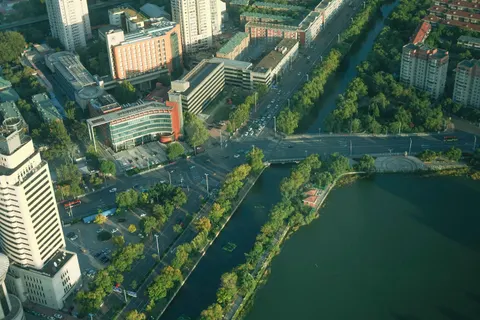 خلفية مدينة من الجو بدقة 4K · aerial · 3840×2560