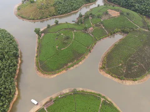 Aerial River 4K Wallpaper · aerial · 3840×2880