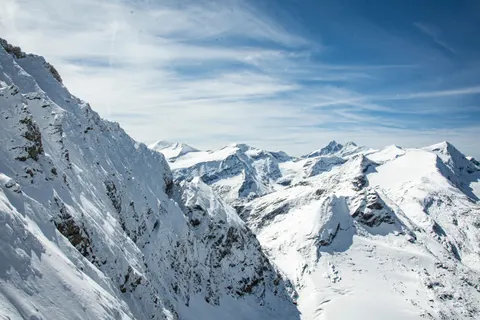 Fondo de pantalla Montañas invernales 4K · winter · 3840×2560