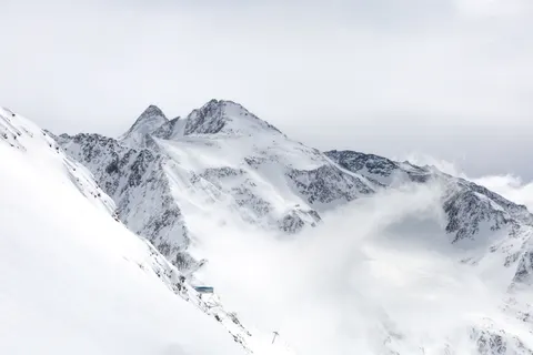 Winter Mountains 4K Wallpaper · winter · 3840×2560