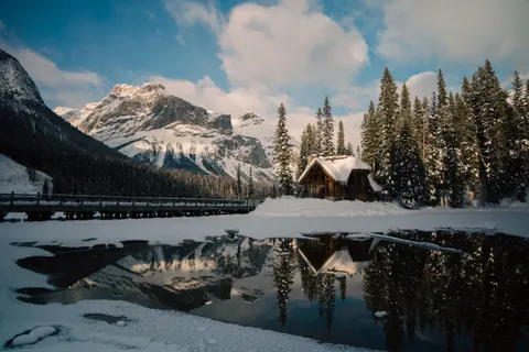 Winter Cabin 4K Wallpaper · winter · 3840×2560