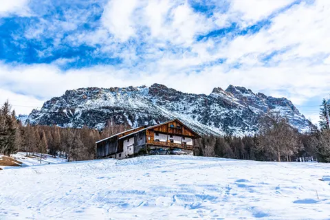 Winter Cabin 4K Wallpaper · winter · 3840×2563