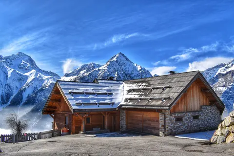 Winter Cabin 4K Wallpaper · winter · 3840×2560