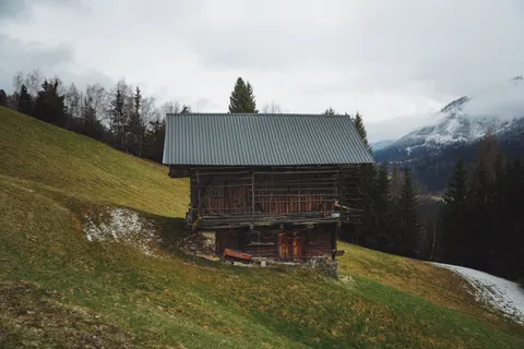 Winter Cabin 4K Wallpaper · winter · 3840×2560