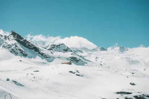 Winter Cabin 4K Wallpaper · winter · 3840×2560