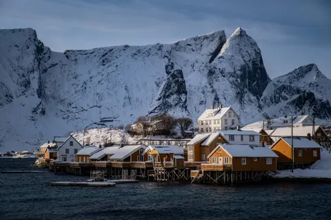 Winter Cabin 4K Wallpaper · winter · 3840×2560