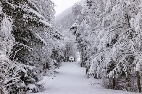 والپیپر کلبه زمستانی با کیفیت 4K · winter · 3840×2561