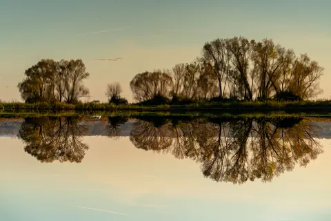 Autumn Lake 4K Wallpaper · autumn · 3840×2561