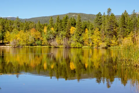 Autumn Lake 4K Wallpaper · autumn · 3840×2560