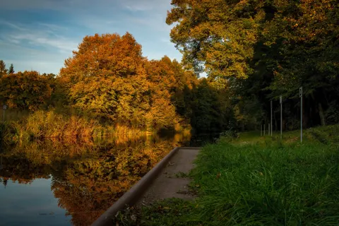 Autumn Lake 4K Wallpaper · autumn · 3840×2560