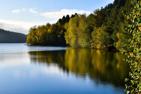 Autumn Lake 4K Wallpaper · autumn · 3840×2560