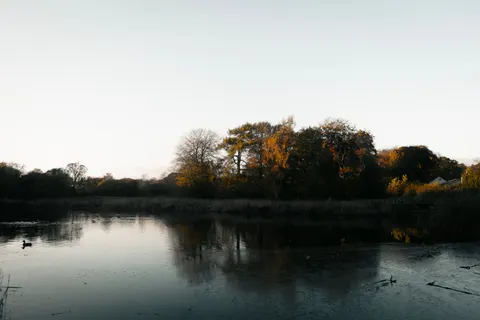 Autumn Lake 4K Wallpaper · autumn · 3840×2560