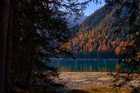 Autumn Lake 4K Wallpaper · autumn · 3840×2560