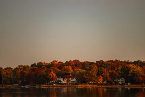Autumn Lake 4K Wallpaper · autumn · 3840×2561